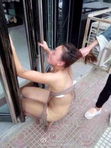 小三当街遭3女子暴打,女子路遇小三出手暴打,小三被原配当街暴打
