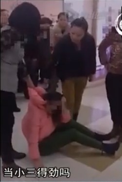 女生打架撕光衣服视频无马赛克,丰县小三被打视频无马赛克图片