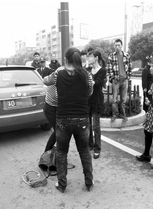女生打架撕光衣服视频无马赛克,丰县小三被打视频无马赛克图片
