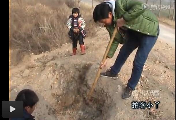 河南南阳村民挖黄金,非洲村民是怎样挖黄金的,村民错把矿石当黄金