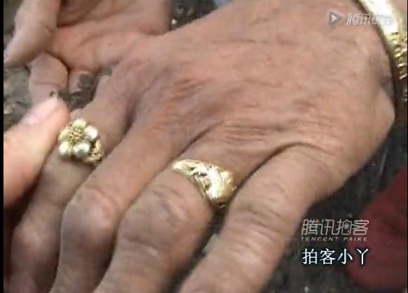 河南南阳村民挖黄金,非洲村民是怎样挖黄金的,村民错把矿石当黄金