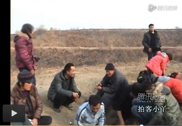 河南南阳村民挖黄金,非洲村民是怎样挖黄金的,村民错把矿石当黄金