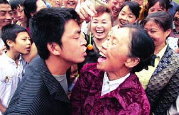 百岁老太和小火结婚图,34岁小伙娶61岁老太太,26岁小伙恋62岁老太