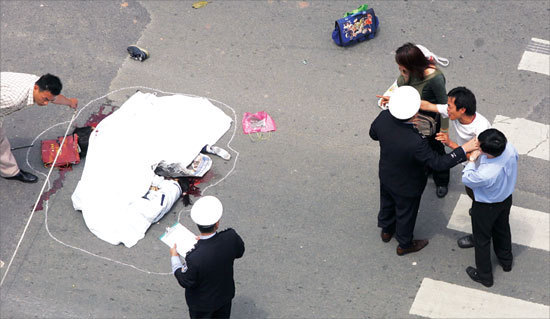 女生路上被撞身亡图,女儿跳楼母亲自缢身亡,妙龄女子被撞身亡