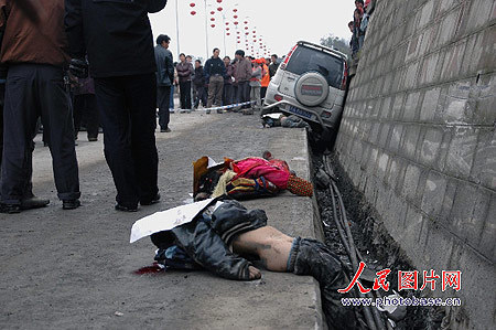 女生路上被撞身亡图,女儿跳楼母亲自缢身亡,妙龄女子被撞身亡