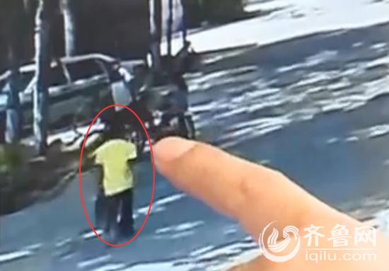 女子遭现任丈夫泼汽油,女子街头向小三泼汽油,被泼汽油女生照片图