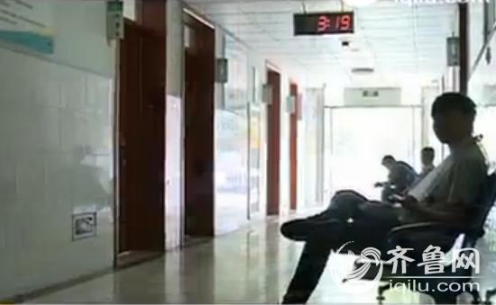 女子遭现任丈夫泼汽油,女子街头向小三泼汽油,被泼汽油女生照片图