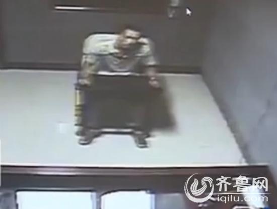 女子遭现任丈夫泼汽油,女子街头向小三泼汽油,被泼汽油女生照片图
