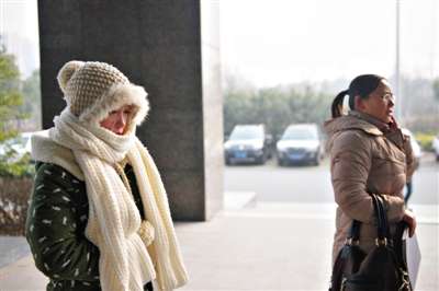 女子遭现任丈夫泼汽油,女子街头向小三泼汽油,被泼汽油女生照片图