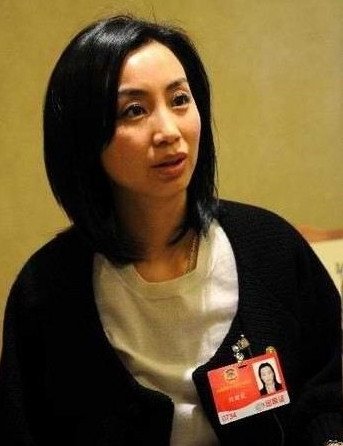 女富豪112亿深圳买地, 十大身家过亿女富豪排名奢侈生活曝光