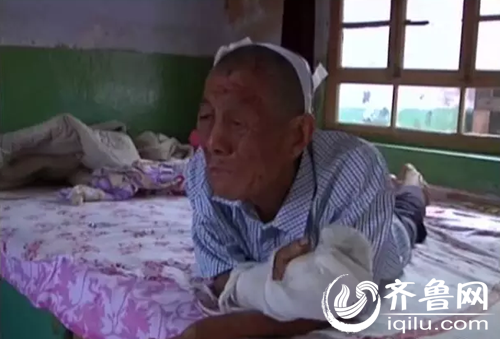 网曝一老人遭虐待殴打 南京老人遭老外殴打 老人被儿子殴打重伤
