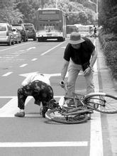 网曝一老人遭虐待殴打 南京老人遭老外殴打 老人被儿子殴打重伤