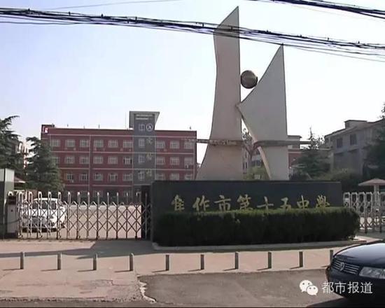 女生被逼跪地吃垃圾遭打 初中女生被剥光上衣遭群殴图