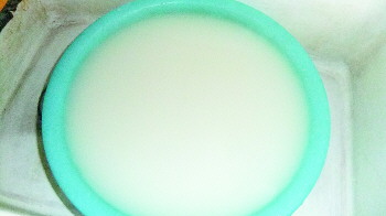小区自来水乳白色浑浊图片 自来水的污染以及危害原因