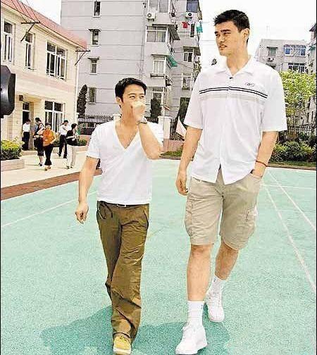 有种最萌身高差 叫与姚明合影