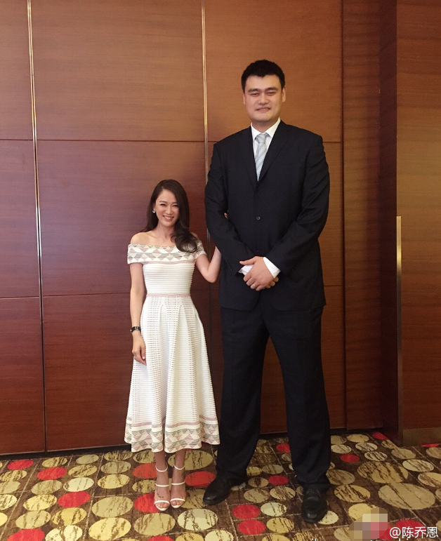 有种最萌身高差 叫与姚明合影