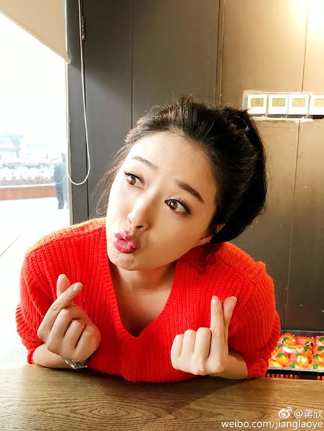 蒋欣说的猥琐副导演是谁资料遭人肉, 揭这位副导演如何猥琐现场照