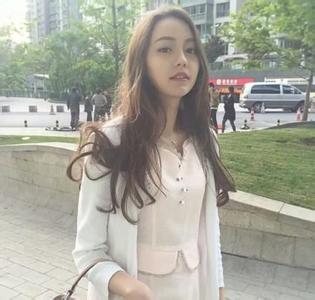 baby当老板签翻版迪丽热巴两人对比照片, 新人李诗颖资料家庭背景