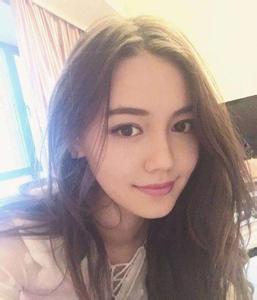 baby当老板签翻版迪丽热巴两人对比照片, 新人李诗颖资料家庭背景