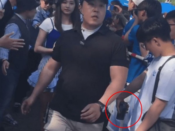 周子瑜遭猥琐男偷拍底裤走光图, 偷拍周子瑜的男子是谁照片