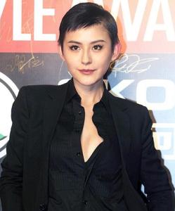 甄嬛传宁嫔扮演者热依扎近照脸变僵整容了吗？热依扎老公是谁资料