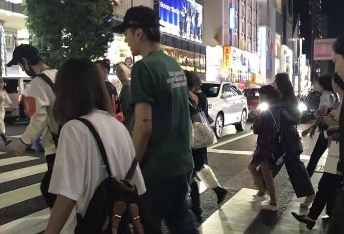 网友日本遇吴亦凡,真的超高超帅啊!!