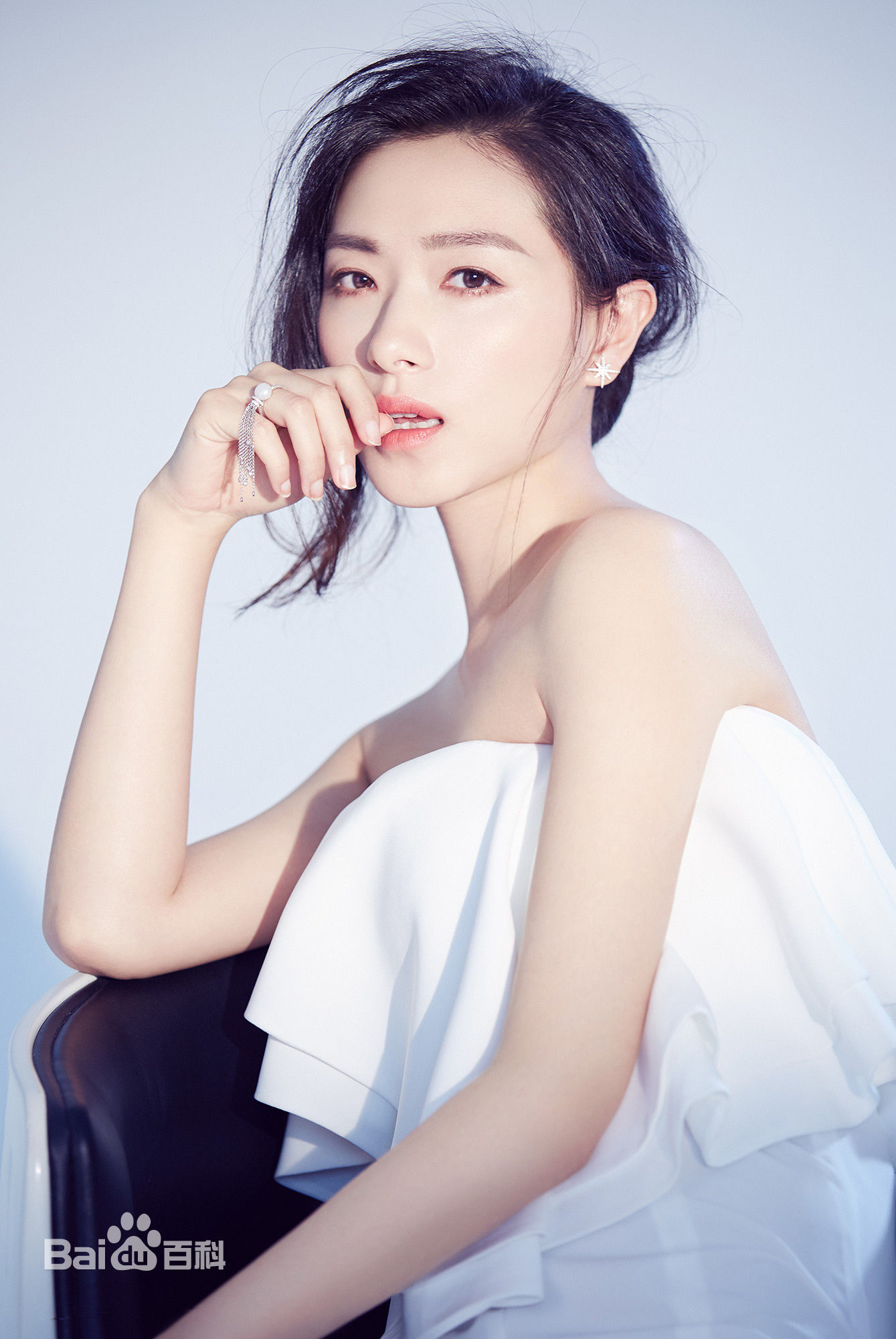 万茜老公背景资料大起底 首度公开女儿照片一家三口其乐融融