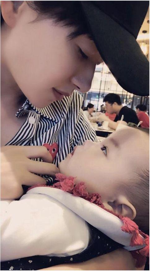 万茜老公背景资料大起底 首度公开女儿照片一家三口其乐融融