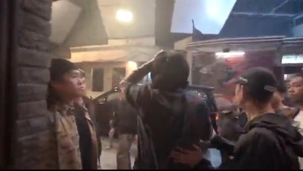 周润发片场受伤缝针后为什么要马上拍摄 是敬业还是无奈?