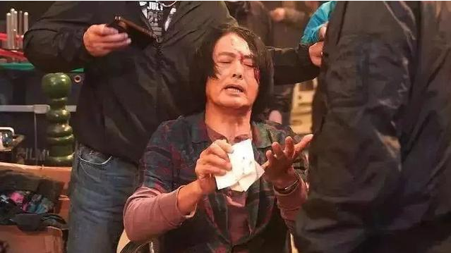 周润发片场受伤缝针后为什么要马上拍摄 是敬业还是无奈?