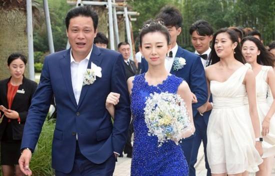 范斯晶男友1米72全家轰炸嫌太矮!范斯晶和范志毅小娇妻关系如何