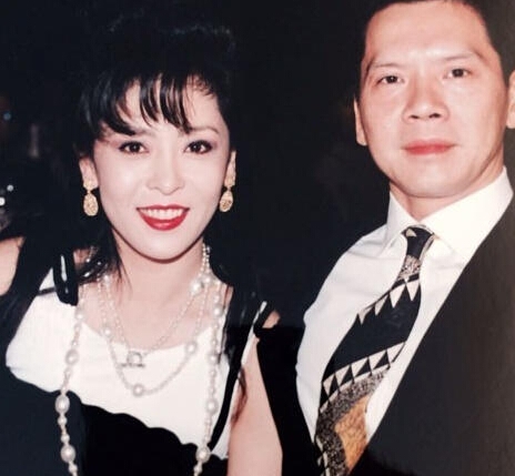 向佐的妈妈年轻照片惊艳众人 怪不得向华强爱她数十年如一日