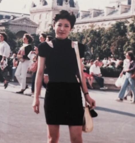 向佐的妈妈年轻照片惊艳众人 怪不得向华强爱她数十年如一日