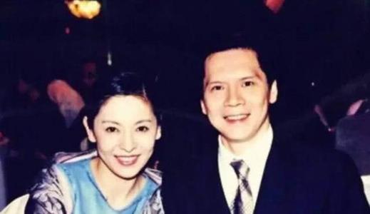 向佐的妈妈年轻照片惊艳众人 怪不得向华强爱她数十年如一日
