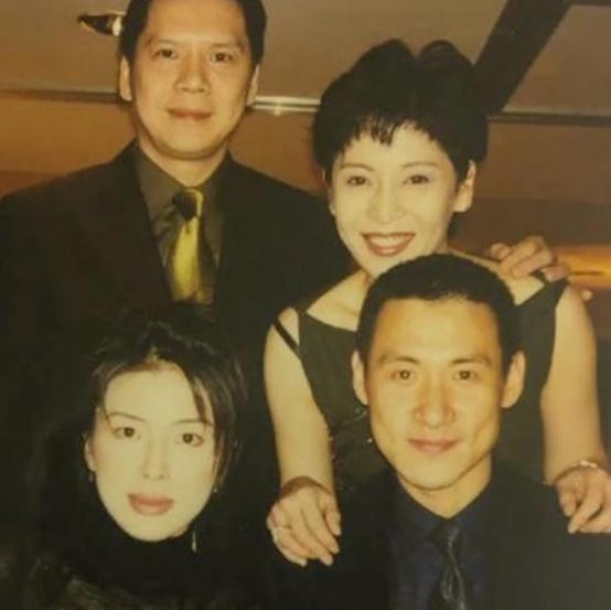 向佐的妈妈年轻照片惊艳众人 怪不得向华强爱她数十年如一日