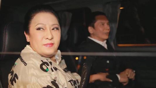 向佐的妈妈年轻照片惊艳众人 怪不得向华强爱她数十年如一日