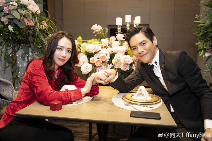 向佐的妈妈年轻照片惊艳众人 怪不得向华强爱她数十年如一日