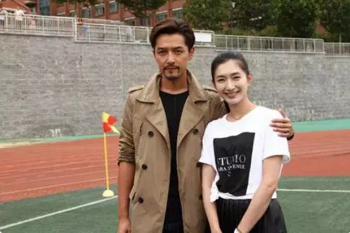 胡歌新女友曝光终于不是薛佳凝了!王凯恋情也曝光明家三兄弟都有