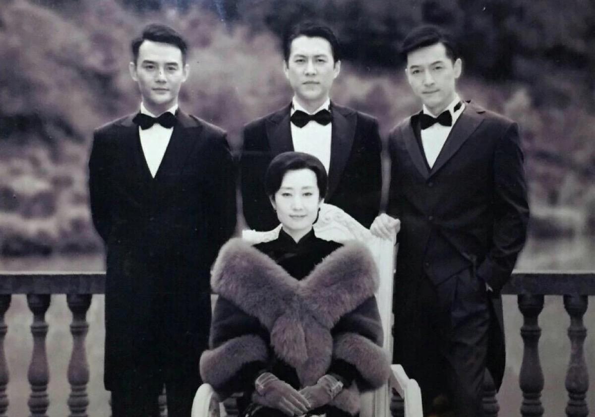 胡歌新女友曝光终于不是薛佳凝了!王凯恋情也曝光明家三兄弟都有