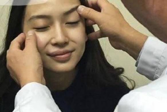 黄晓明儿子小海绵正面照曝光神似爸爸 杨颖素颜好丑遭网友抨击。
