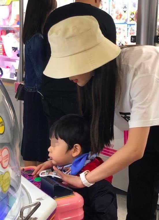 黄晓明儿子小海绵正面照曝光神似爸爸 杨颖素颜好丑遭网友抨击。