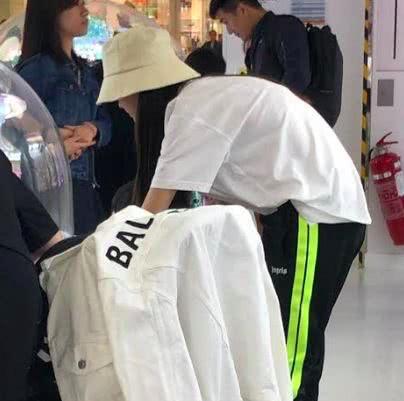 黄晓明儿子小海绵正面照曝光神似爸爸 杨颖素颜好丑遭网友抨击。