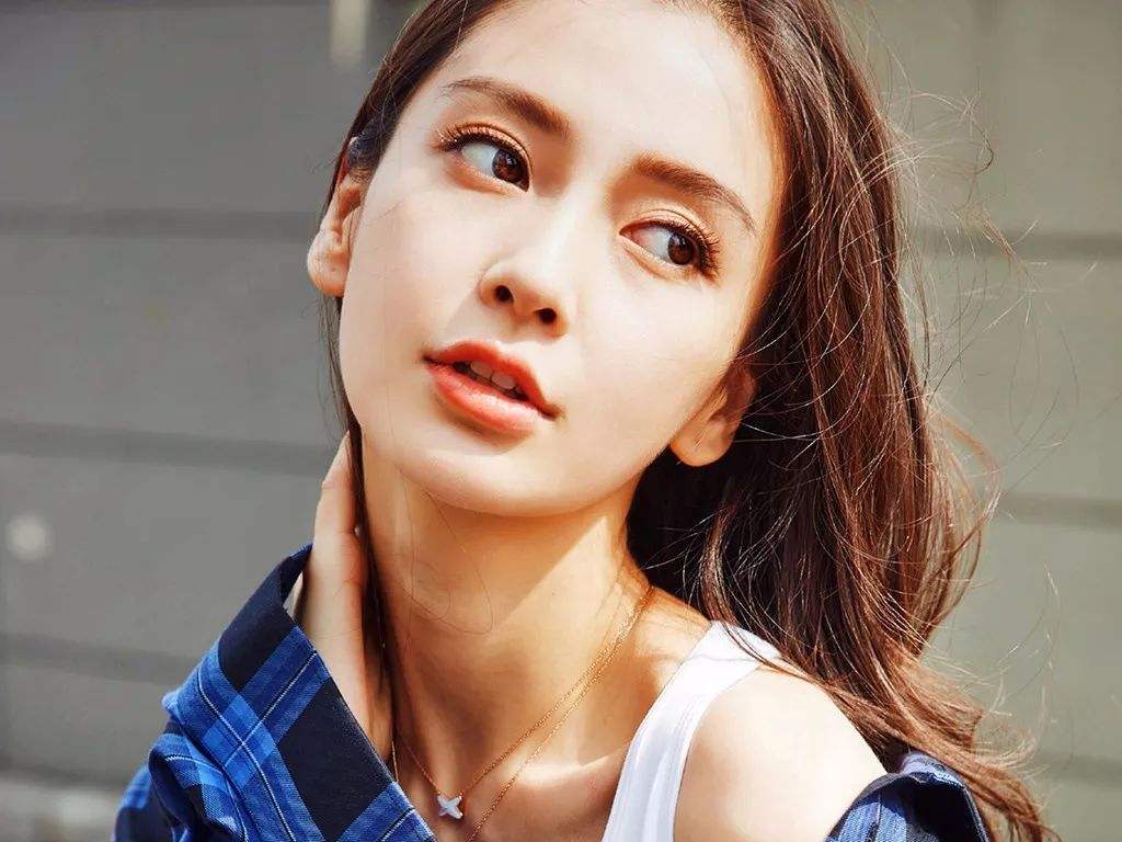 黄晓明儿子小海绵正面照曝光神似爸爸 杨颖素颜好丑遭网友抨击。