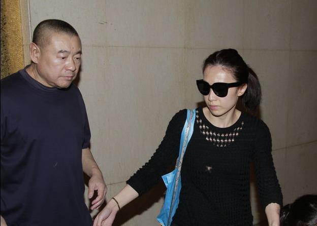 刘銮雄的弟弟刘銮鸿做什么的谁的资产多？他们关系不和是真的吗？
