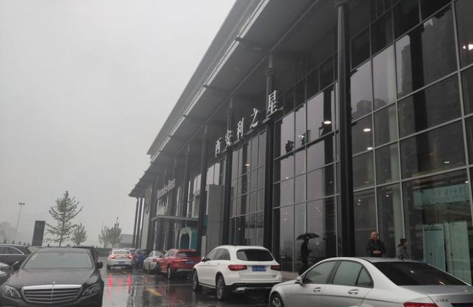 奔驰女维权完整视频曝光 奔驰女车主是谁照片背景揭晓