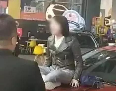 奔驰女维权完整视频曝光 奔驰女车主是谁照片背景揭晓