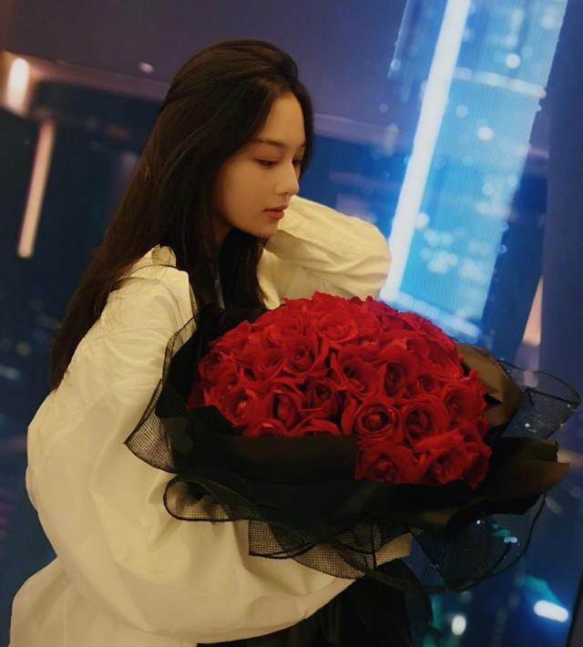 张馨予和女儿照片曝光回应产女升级当妈 张馨予何捷近况最新消息