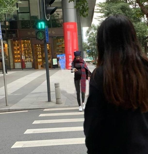 张馨予和女儿照片曝光回应产女升级当妈 张馨予何捷近况最新消息