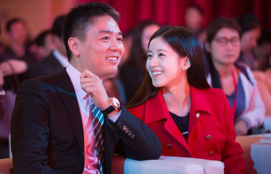 刘强东涉事女是谁和奶茶比谁漂亮 事发当日视频细节被曝光