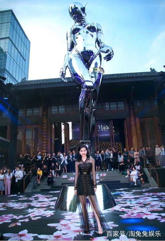 景甜回应被男粉摸手是怎么回事?回应说了什么?揭露景甜真实人品